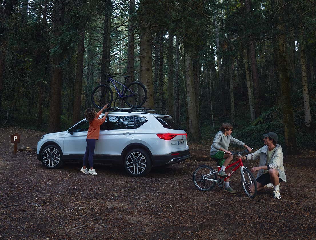 Family in the forest with their SEAT Tarraco with bike rack
